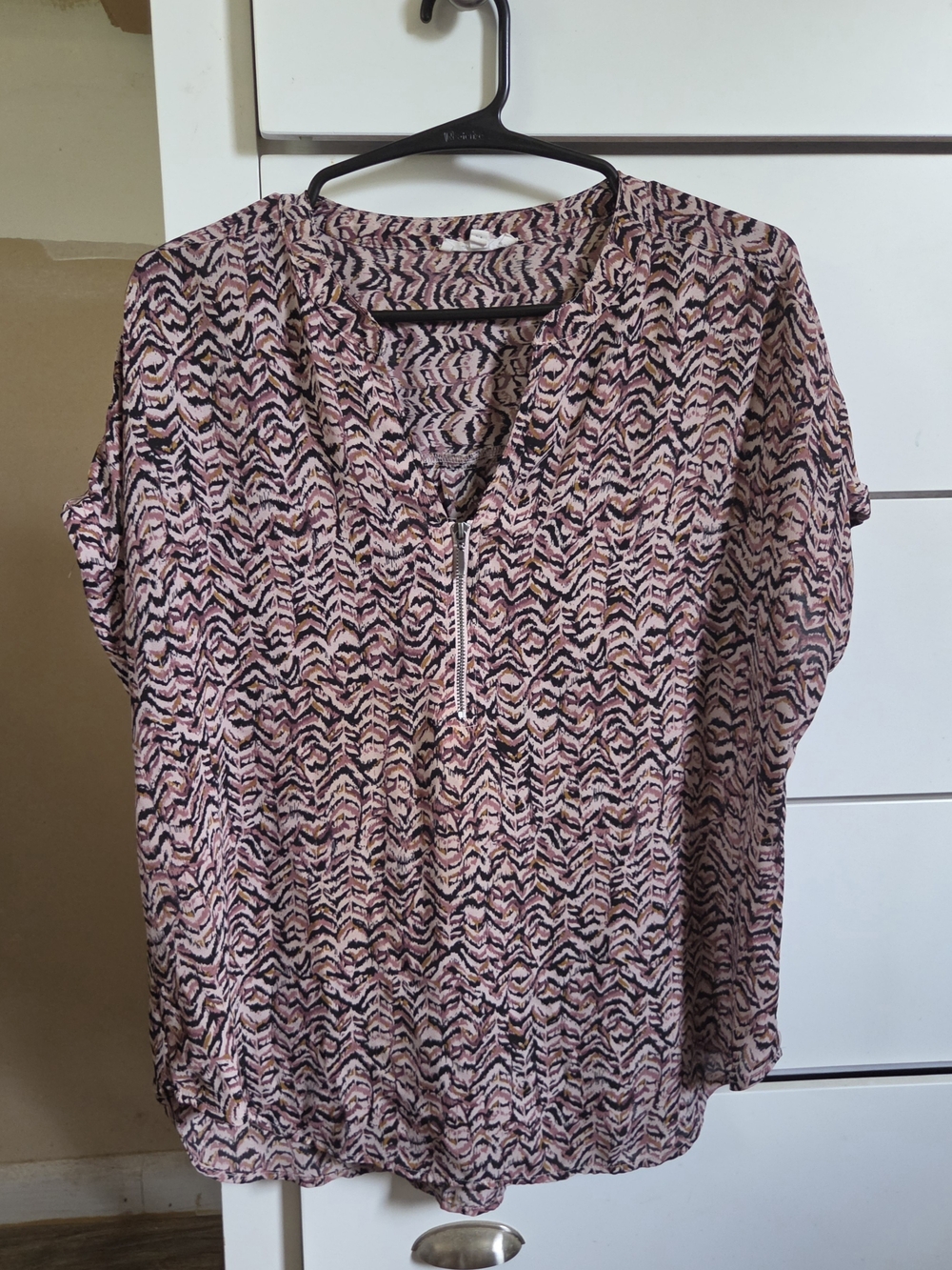 Maurices Pink Patterned Short Sleeve Zip-Front Blouse